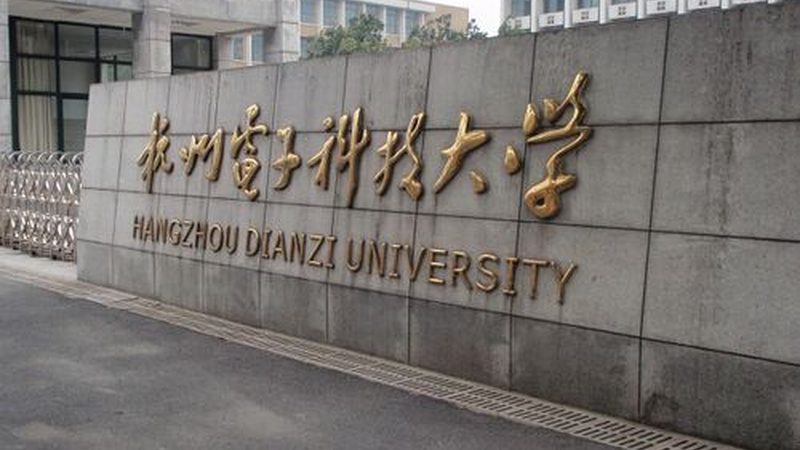在设计PCB电路板时，需要注意以下规范：